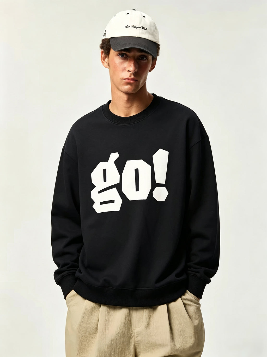 Camiseta negra de manga larga con el estampado «GO!».